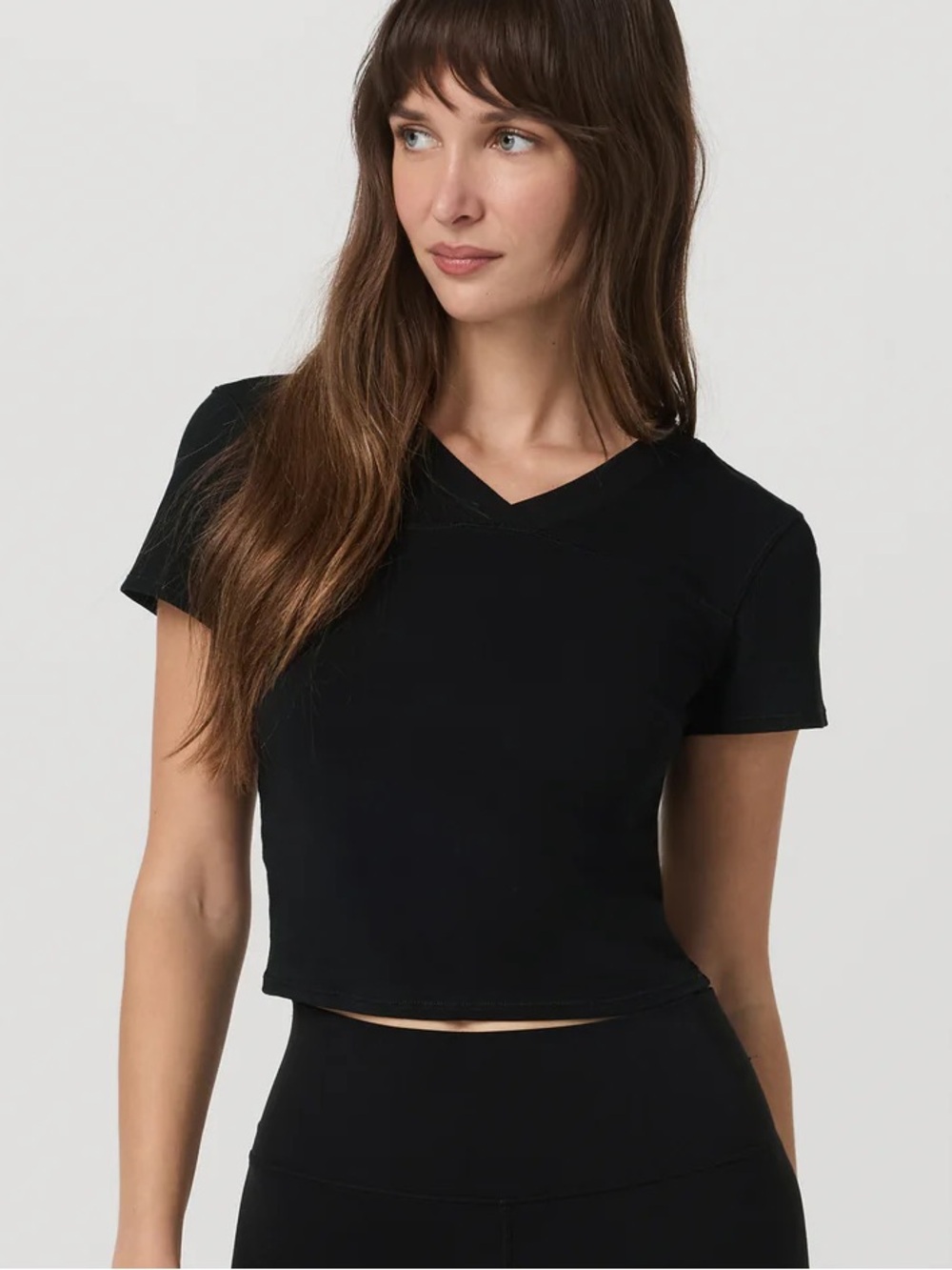 Vuori Cropped V-Neck Black Tee